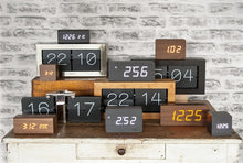 Carica l&#39;immagine nel visualizzatore di Gallery, KARLSSON TABLE CLOCK SQUARE NERO